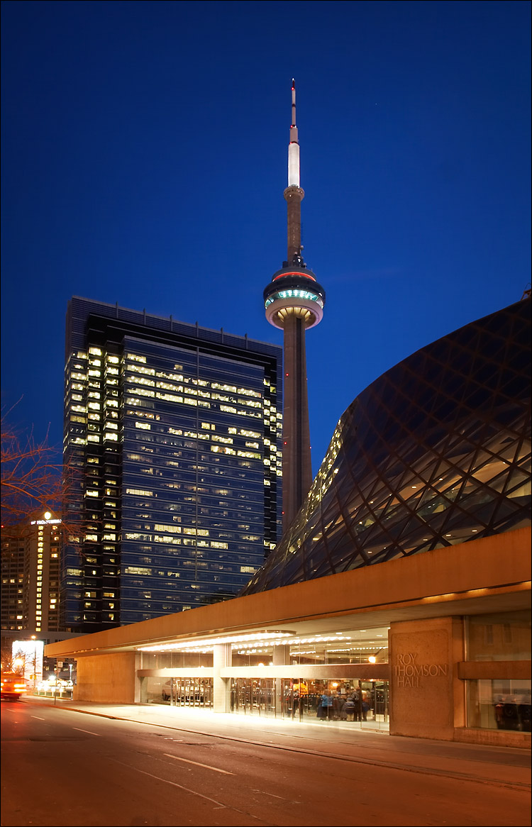cn tower and RTH || canon350d/ef17-40L@17 | 13s | f9 | Av | iso100 | tripod