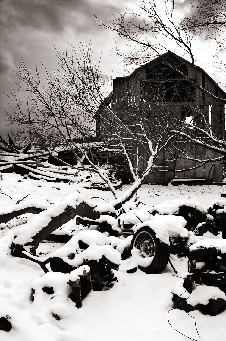 barn and car remains || canon350d/ef17-40L@20 | 1/250s | f10 | P | iso100 | handheld