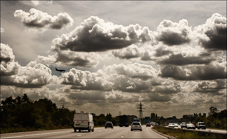 cars, plane and clouds || canon350d/ef17-40L@40 | 1/400s | f6.3 | Av | iso100 | handheld