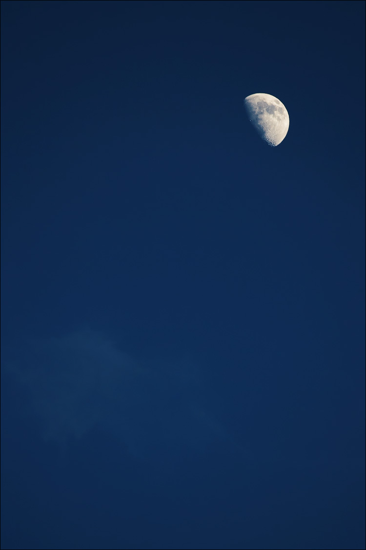 moon and soft cloud || canon350d/ef70-200f4L@200 | 1/250s | f4.5 | P | iso100 | tripod
