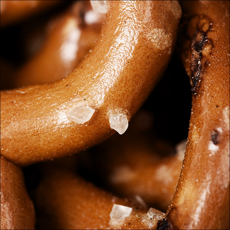 pretzel || canon350d/ef100f2.8 | 1/200s | f8 | M | iso100 | handheld