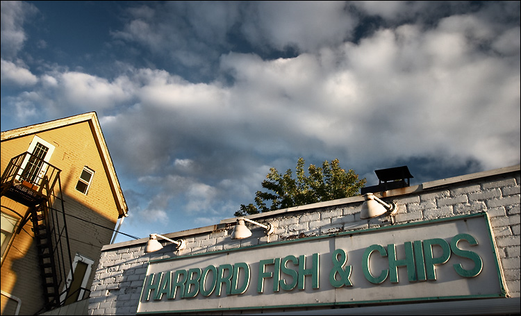 harbord fish and chips || canon350d/ef17-40@17 | 1/100s | f7.1 | iso200 | handheld