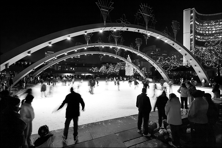 skater on christmas eve || canon350d/efs10-22@10 | 1/3s | f6.3 | M | iso400 | tripod