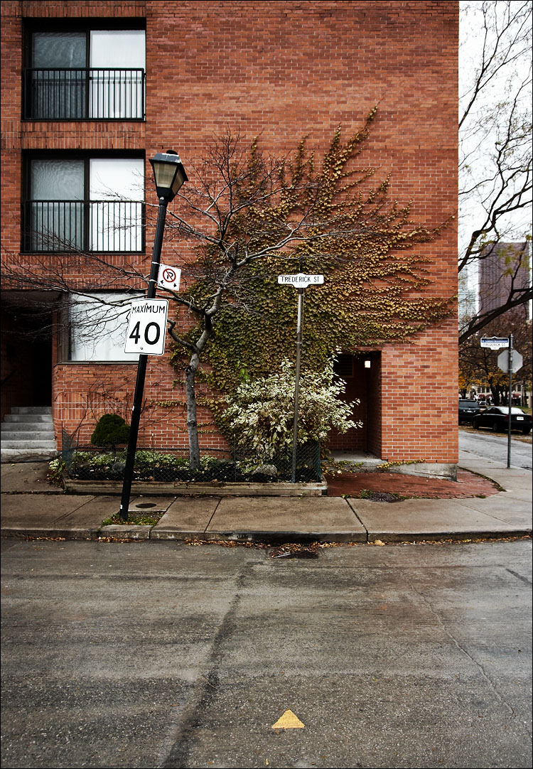 crooked lamppost || canon350d/efs10-22@13 | 1/60s | f5 | iso200 | handheld