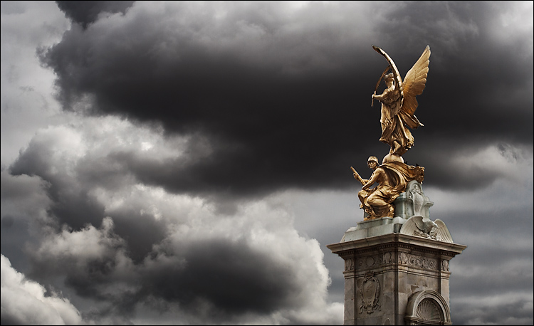 london_buckingham_statues_clouds.jpg
