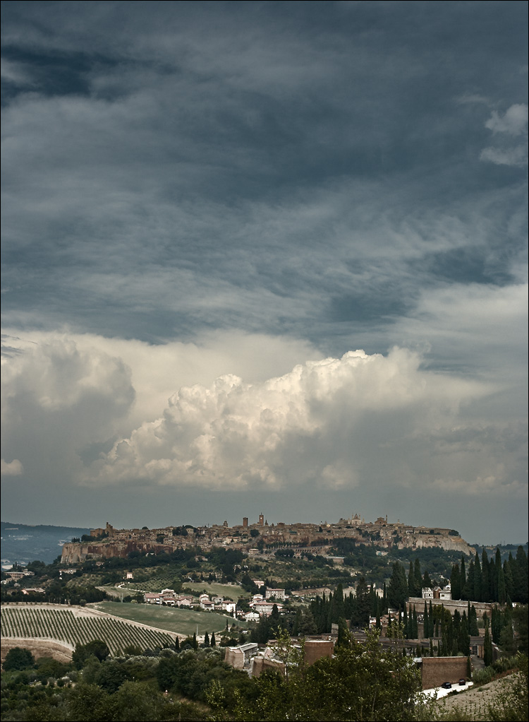 orvieto from far || canon350d/ef17-40L@29 | 1/100s | f7.1 | iso100 | handheld