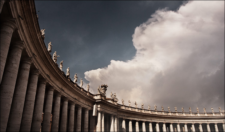italy_vatican_wide_high_statues_cloud_01.jpg
