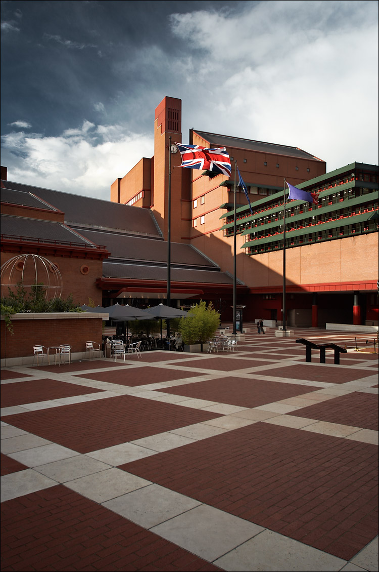 british library || canon350d/ef17-40L@17 | 1/60s | f5.6 | iso100 | handheld