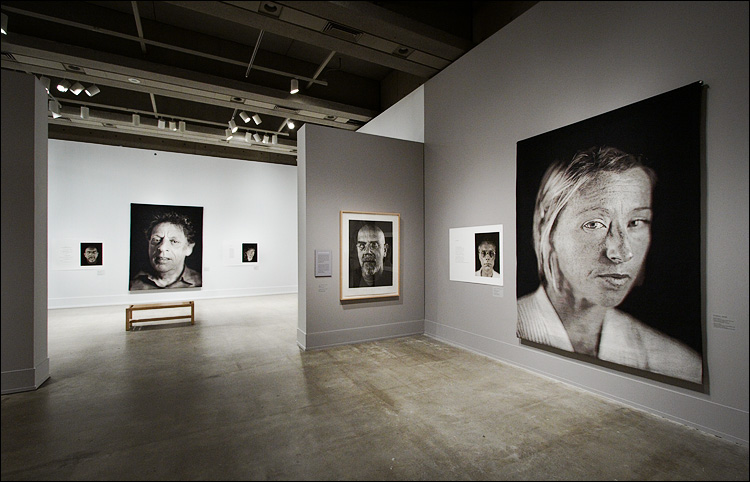 chuck close at AGO || canon350d/efs10-22@10 | 1/8s | f6.3 | ISO800 | handheld