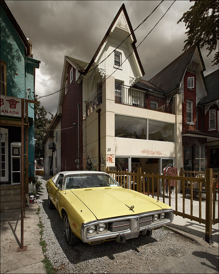 yellow car || canon5D/EF17-40L@17 | 1/250s | f11 | ISO320 | Handheld