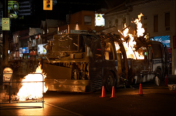 fire on yonge || Canon5D/EF70-200f4L@70 | 1/100s | f5 | ISO640 | Handheld