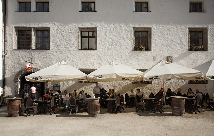 white restaurant || canon5D/EF17-40@24 | 1/125s | f8 | ISO100 | Handheld