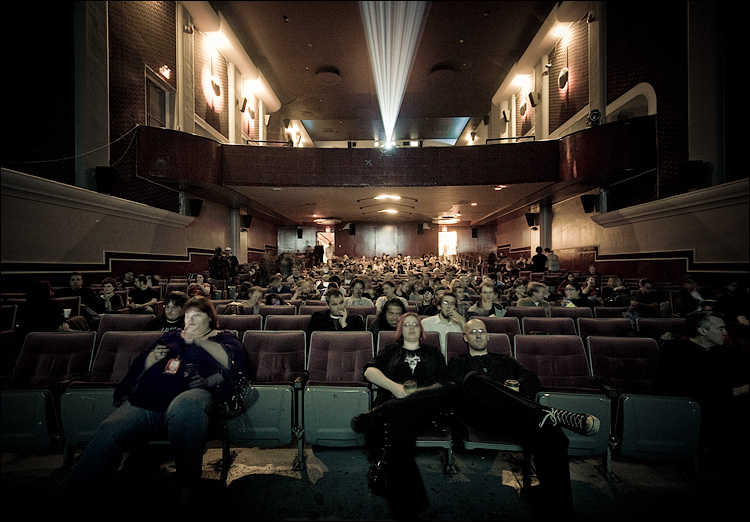 bloor cinema || Canon350D/EFS10-22@10 | 4s | f3.5 | ISO800 | On Stage