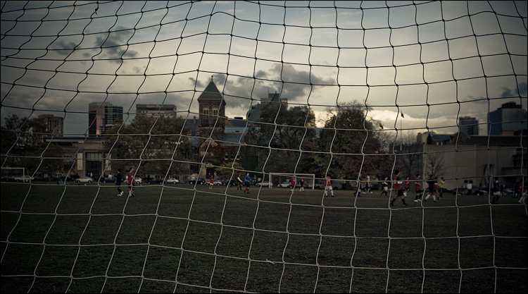 Evening Net || Canon5D/EF17-40L@40 | 1/80s | f6.3 | ISO250 | Handheld