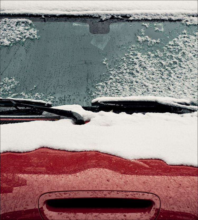 snow on red mini || Canon5D/EF100f2.8 | 1/200s | f5.6 | ISO160 | Handheld