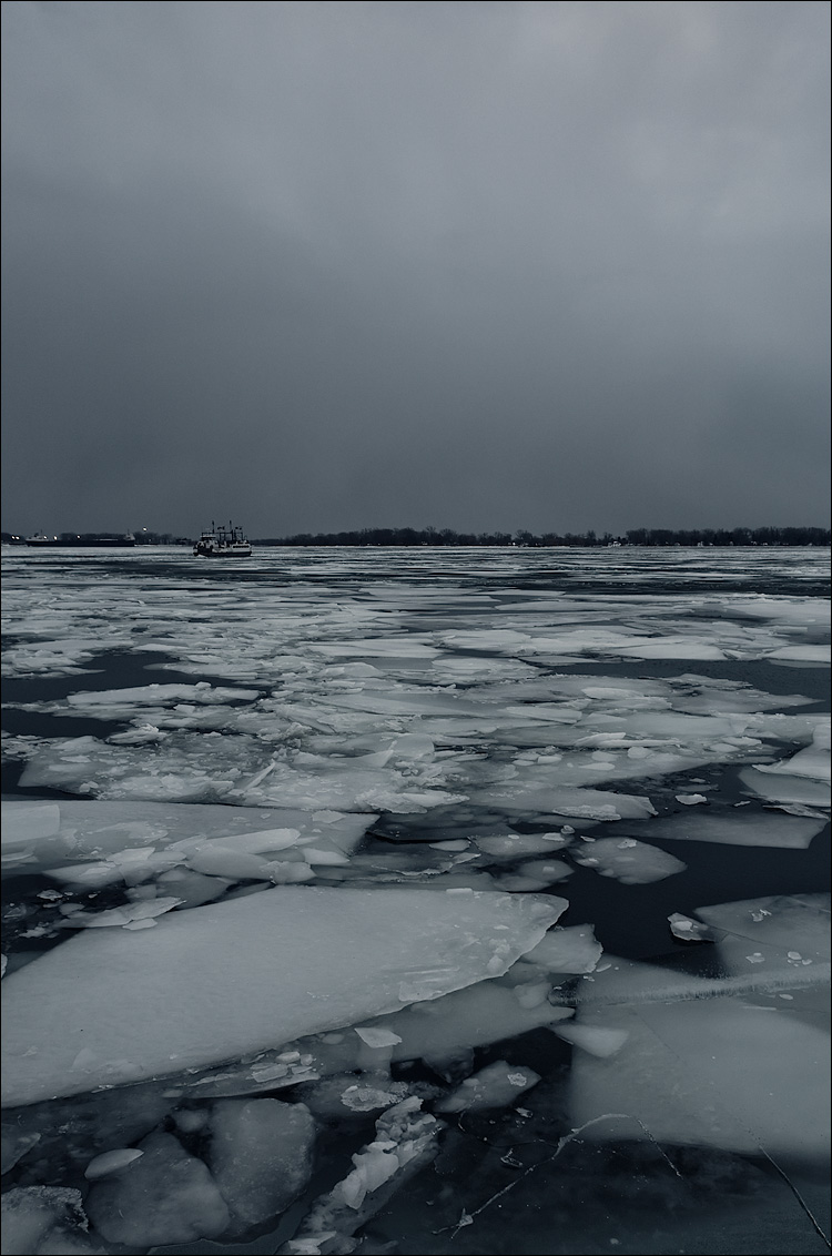 ferry on ice || Canon5D/EF17-40L@31 | 1/100s | f7.1 | ISO400 | Handheld