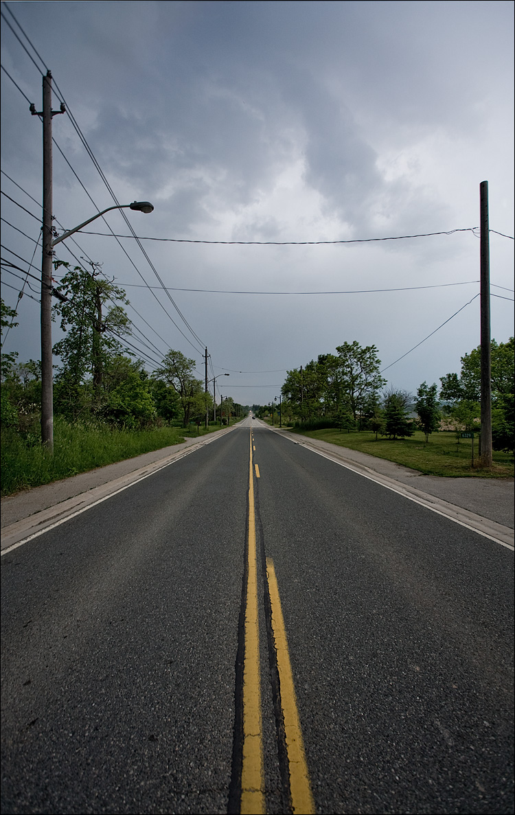 road and lines || Canon5D/EF17-40L@17 | 1/50s | f5 | ISO200 | Handheld