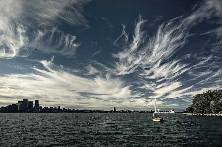 the boat and the clouds || Canon5D/EF17-40L@17 | 1/125s | f8 | ISO100 | Handheld