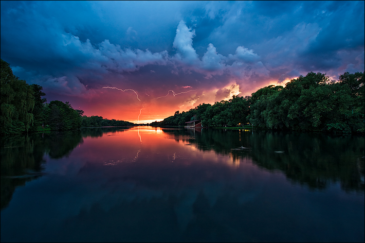 lightning in sunset || Canon5D/EF17-40L@17 | 2s | f13 | ISO100 | Tripod