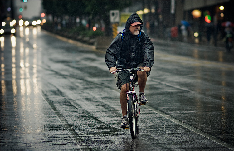 rain biker || SonyA700/Zeiss135f1.8 | 1/250s | f2 | ISO320 | Handheld