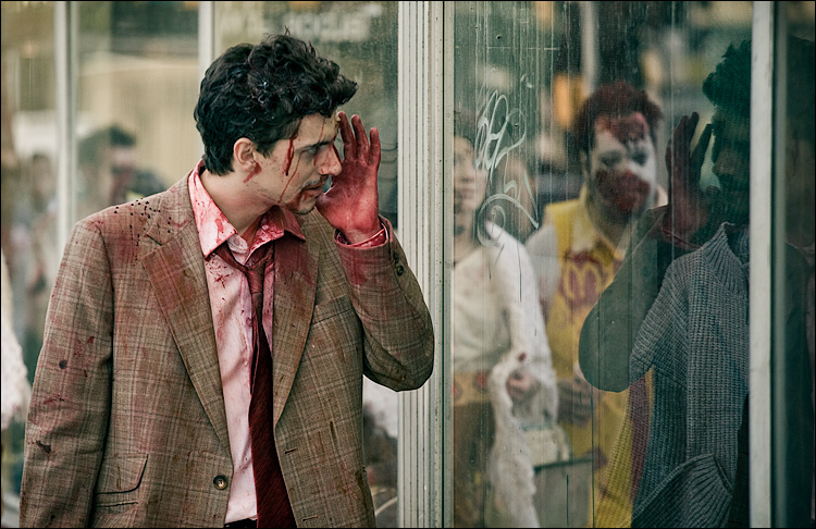 self-conscious zombie || Canon5D/EF70-200Lf4 | 1/250s | f4.5 | ISO640 | Handheld