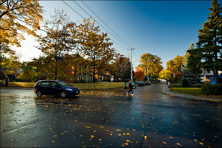 fall intersection || Canon5D/EF17-40L@19 | 1/50s | f5 | ISO200 | Handheld