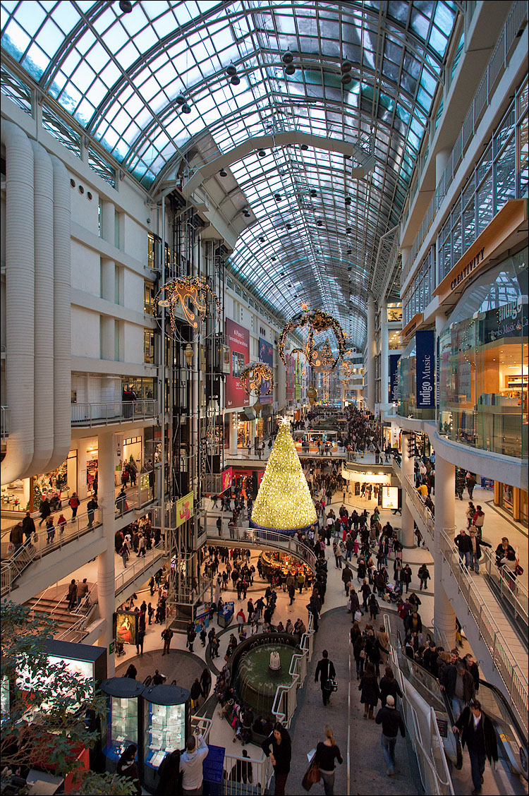 shoppers and crystal tree || Canon5DMkII/EF17-40L@17 | 1/20s | f7.1 | ISO1600 | Handheld