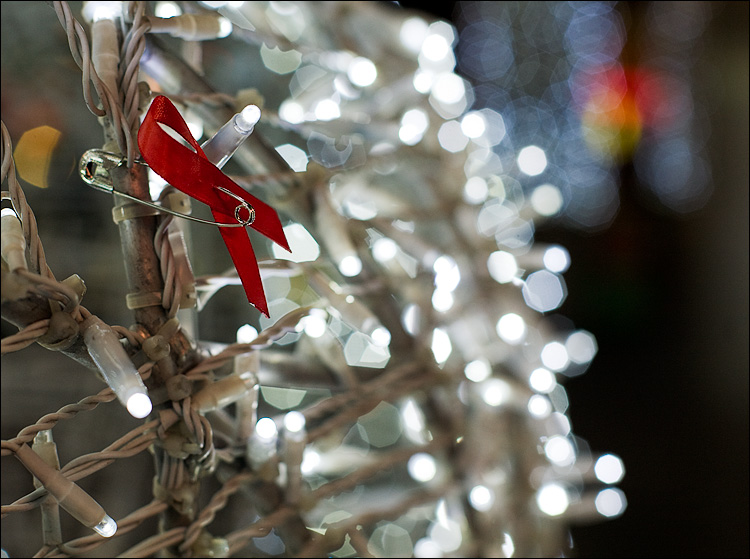red ribbon || Canon5D/EF50f1.4 | 1/100s | f3.5 | ISO400 | Handheld