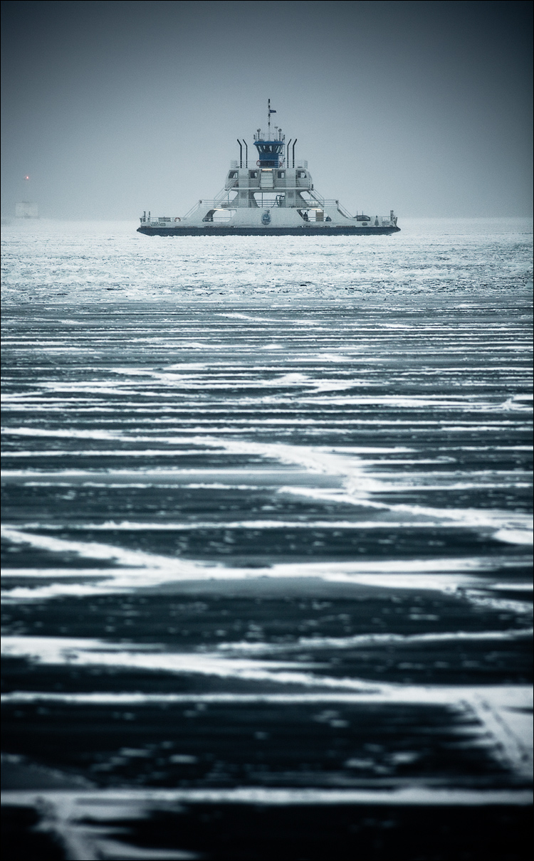 ice station || Canon5DMkII/EF200f2.8L | 1/320s | f4 | ISO400 | Handheld