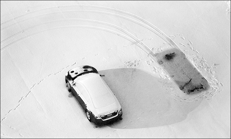 two cars and snow || Canon5DMkII/EF200f2.8 | 1/13s | f2.8 | ISO200 | Tripod