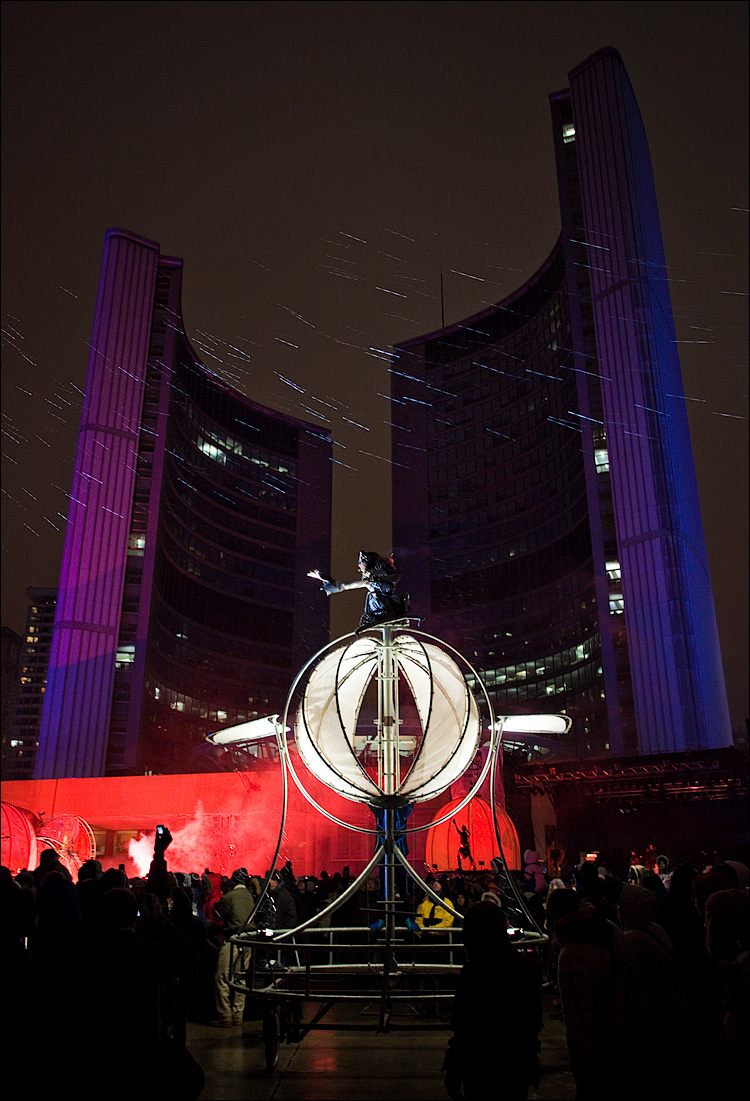 performers in snow || Canon5D2/EF17-40L | 1/40s | f4.5 | ISO1600 | Handheld