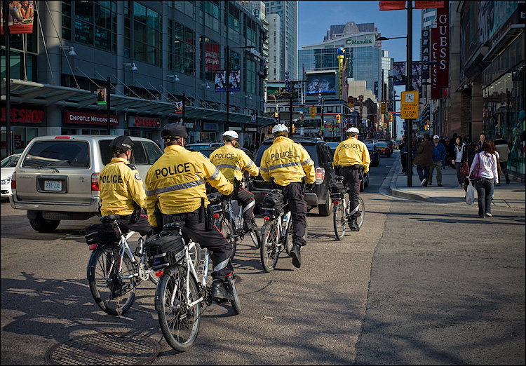 police in yellow || Canon5D2/EF17-40L@40 | 1/200s | f10 | ISO800