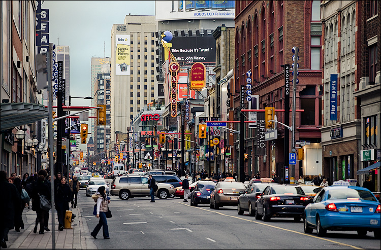busy yonge || Canon5D2/EF70-200f4L@154 | 1/200s | f5 | ISO400