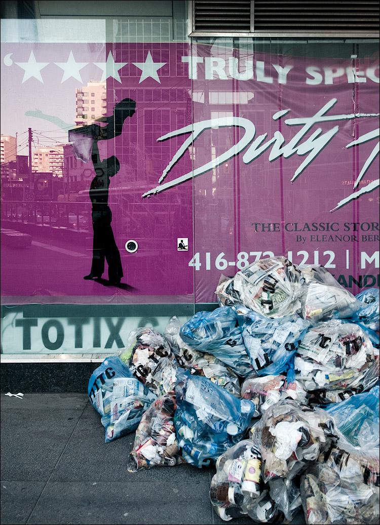 dirty garbage || Canon5D2/EF17-40L@27 | 1/10s | f8 | ISO400