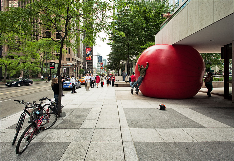 red ball on king || Canon5D2/EF17-40L@17 | 1/80s | f6.3 | ISO400