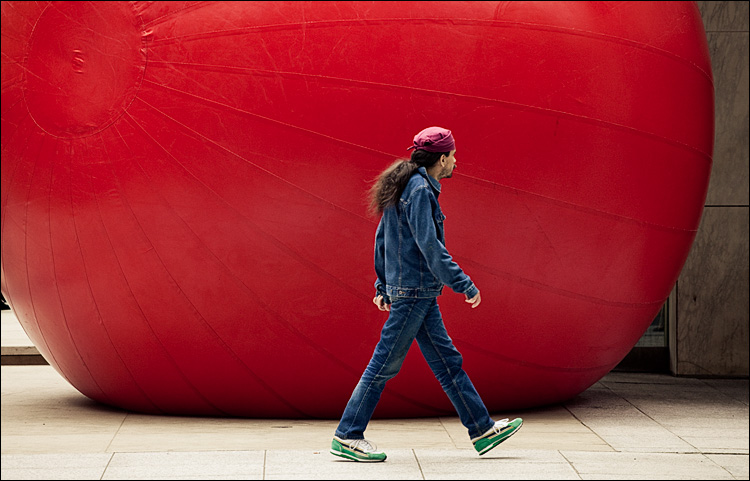 red ball on king || Canon5D2/EF70-200f4L@154 | 1/320s | f5.6 | ISO400