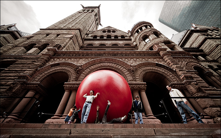 red ball at city hall || Canon5D2/Sigma12-24@12 | 1/125s | f8 | ISO200