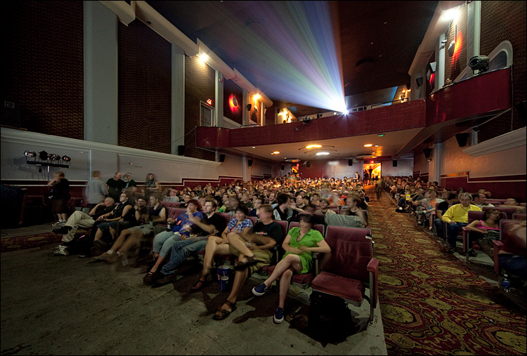 movie crowd || Canon5D2/Sigma12-24@12 | 5s | f8 | ISO1600