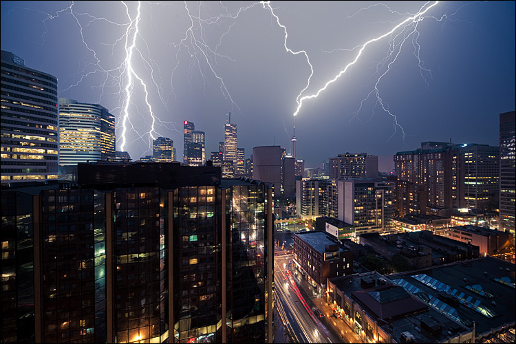 lightning city || Canon5D2/Sigma12-24@12 | 15s | f8 | ISO50
