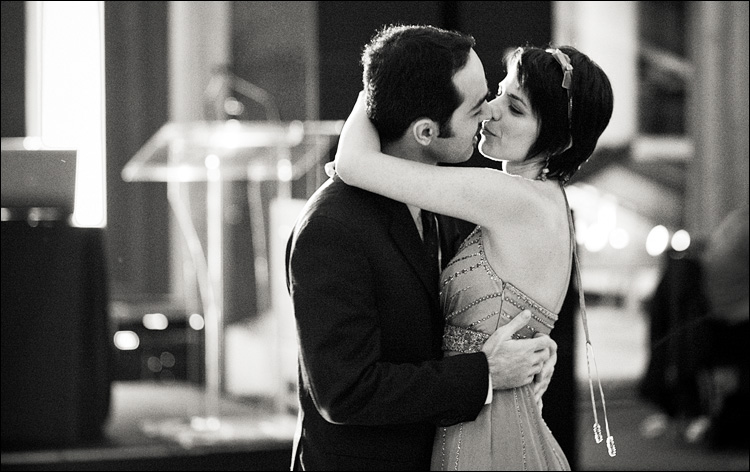 the kiss || Canon5D2/EF85f1.8 | 1/40s | f1.8 | ISO6400