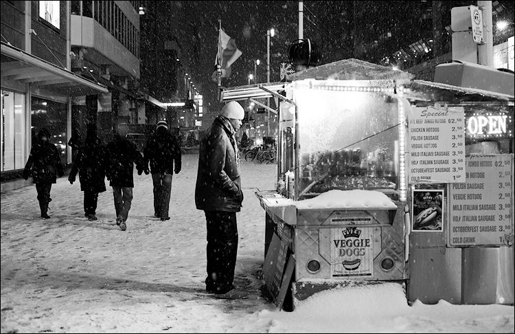 hot dog in snow || Canon5D2/EF50f1.4 | 1/80s | f2.8 | ISO800