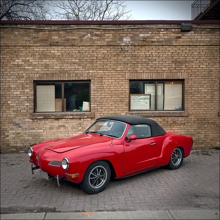 red car and windows || PanasonicGF1/Lumix7-14@14 | 1/100s | f4 | ISO100