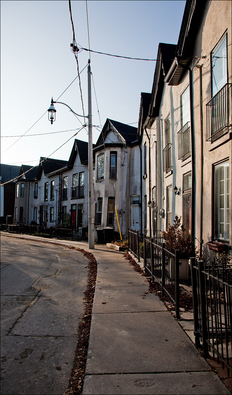 crooked houses || Canon5D2/EF24-105@24 | 1/1000s | f8 | ISO400