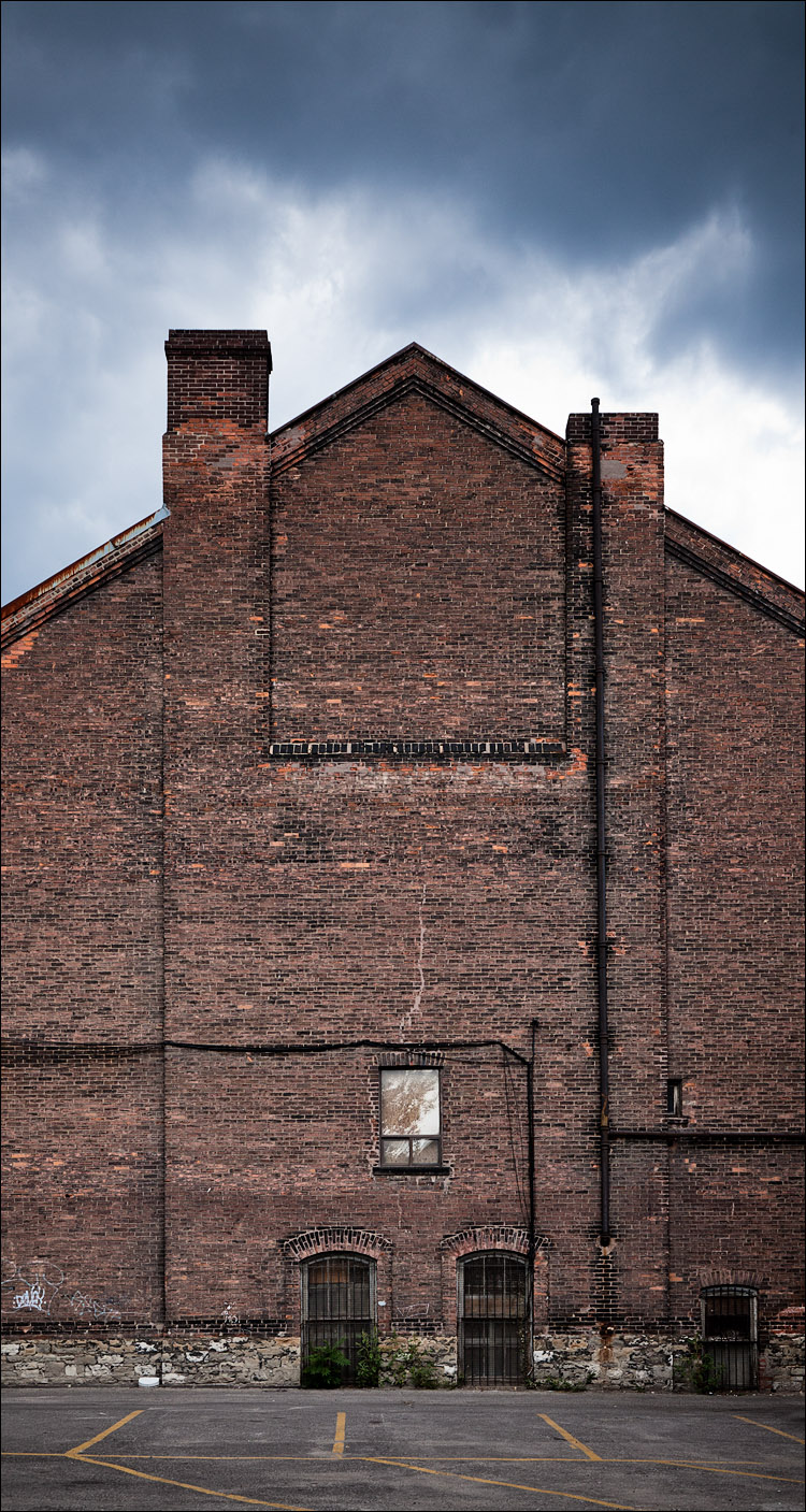 bricks and clouds || Canon5D2/EF17-40L@35 | 1/200s | f8 | ISO400