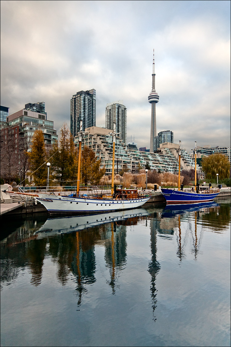 boats and buildings || Canon5D2/EF24-105f$L | 1/125s | f4 | ISO400