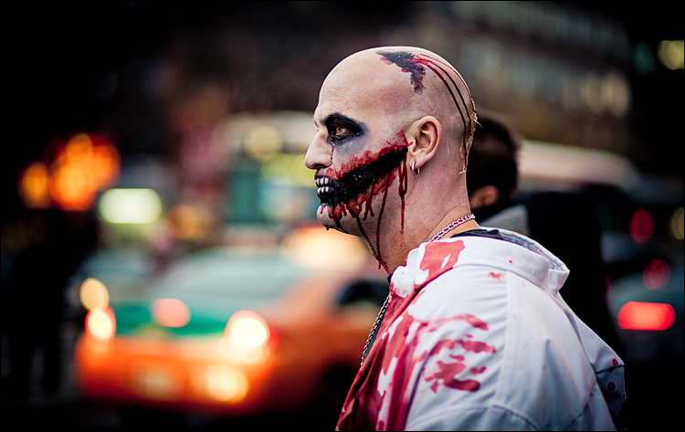 Undead and Taxi || Canon5D2/EF85f1.8 | 1/400s | f1.8 | ISO800
