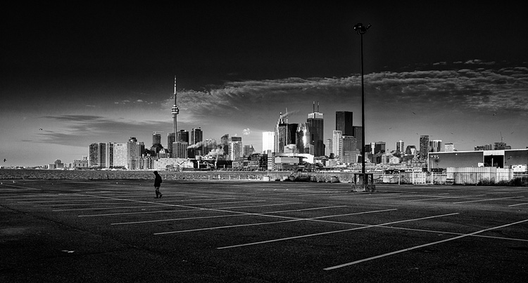 Man and the City || Canon5D2/EF24-105f4L | 1/320s | f6.3 | ISO200