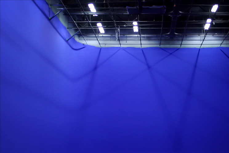 blue room || canon 300d/kit lens | 1/15s | f3.5 | ISO 400