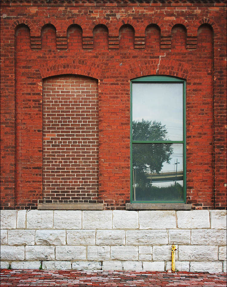brick, glass window || canon 300d/kit lens | 1/60s | f5.6 | ISO 100