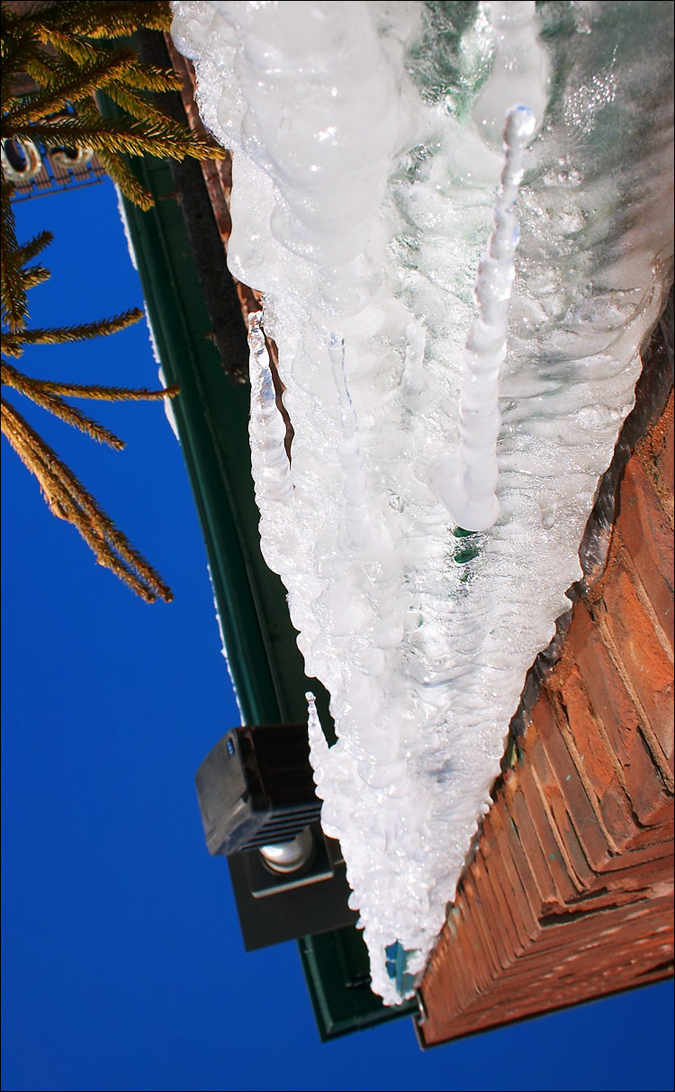 tall ice formation || canon 300d/ef-s 18-55 | 1/400s | f11 | ISO 200 | handheld
